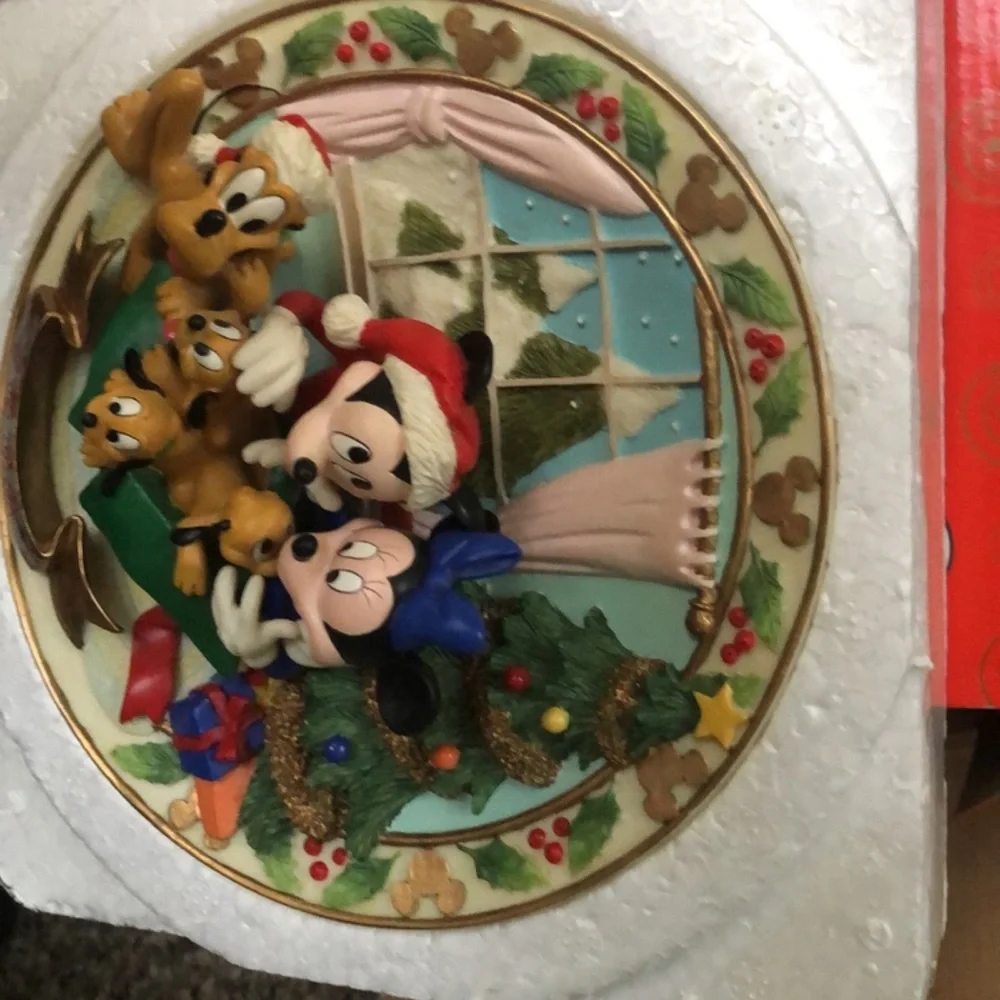 Disney Enesco 1996 Bas Relief Plate